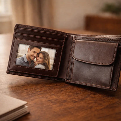 Leather Bifold Wallet in saddle full-grain leather, highlighting a slim bi-fold architecture and hand-stitched edging.